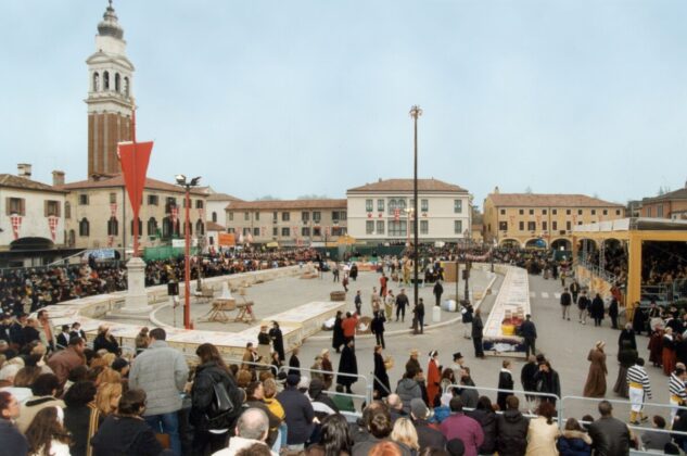 FOTO – LA PIAZZA E IL GIOCO